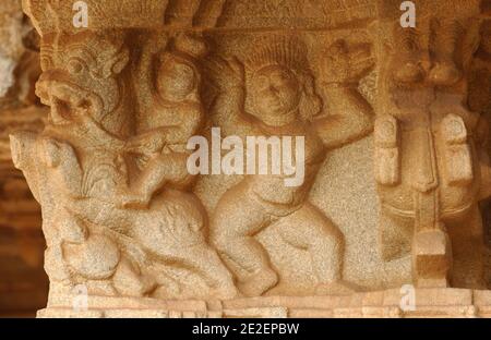 Detail, Skulptur, Vithala Tempel, Hampi, Indien, März 2008.Hampi ist ein Dorf in Karnataka Staat in Indien. Es befindet sich innerhalb der Mauern der zerstörten Stadt Vijayanagara, 500 Denkmäler rund um einen riesigen Granit Chaos verstreut. Detail, Skulptur, Tempel Vithala, Hampi, Inde, mars 2008. Hampi est un Village de l'Etat du Karnataka en Inde. Il est situe à l'Interieur de l'enceinte de la ville en ruine de Vijayanagara, 500 Monumente dissemines dans un immense Chaos granitique. Foto von David Lefranc/ABACAPRESS.COM Stockfoto