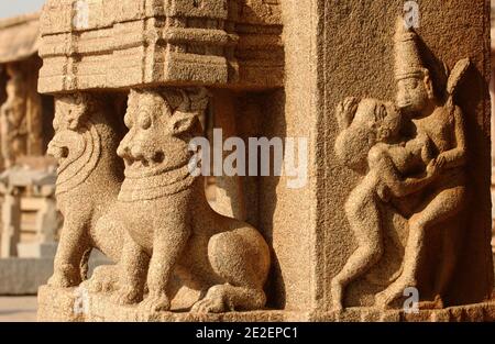 Detail, Skulptur, Vithala Tempel, Hampi, Indien, März 2008.Hampi ist ein Dorf in Karnataka Staat in Indien. Es befindet sich innerhalb der Mauern der zerstörten Stadt Vijayanagara, 500 Denkmäler rund um einen riesigen Granit Chaos verstreut. Detail, Skulptur, Tempel Vithala, Hampi, Inde, mars 2008. Hampi est un Village de l'Etat du Karnataka en Inde. Il est situe à l'Interieur de l'enceinte de la ville en ruine de Vijayanagara, 500 Monumente dissemines dans un immense Chaos granitique. Foto von David Lefranc/ABACAPRESS.COM Stockfoto