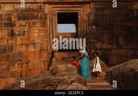 Badami, das alte Vatapi, es war die königliche Hauptstadt der Chalukya-Dynastie Könige dees um das Jahr 550, berühmt für die Höhle Heiligtümer, Indien, März 2008.Badami, l'ancienne Vatapi, capitale royale de la dynastie des rois Chalukya vers l'an 550, celebre pour ces sanctuaires rupestres, Inde, Mars 2008. Foto von David Lefranc/ABACAPRESS.COM Stockfoto