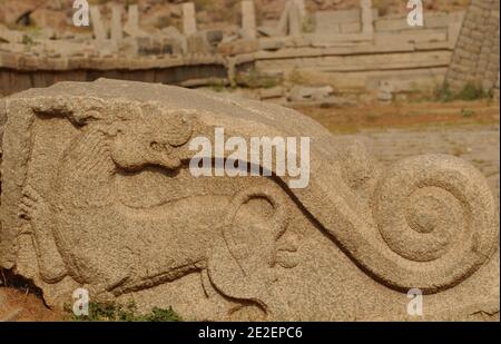 Detail, Skulptur, Vithala Tempel, Hampi, Indien, März 2008.Hampi ist ein Dorf in Karnataka Staat in Indien. Es befindet sich innerhalb der Mauern der zerstörten Stadt Vijayanagara, 500 Denkmäler rund um einen riesigen Granit Chaos verstreut. Detail, Skulptur, Tempel Vithala, Hampi, Inde, mars 2008. Hampi est un Village de l'Etat du Karnataka en Inde. Il est situe à l'Interieur de l'enceinte de la ville en ruine de Vijayanagara, 500 Monumente dissemines dans un immense Chaos granitique. Foto von David Lefranc/ABACAPRESS.COM Stockfoto