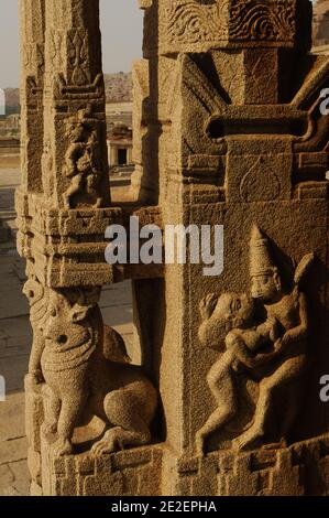 Der Vithala Tempel, Skulpturen, Hampi, Indien, märz 2008.Hampi ist ein Dorf im Karnataka Staat in Indien. Es befindet sich innerhalb der Mauern der zerstörten Stadt Vijayanagara, 500 Denkmäler rund um einen riesigen Granit Chaos verstreut. Tempel Vithala, Skulpturen, Hampi, Inde, mars 2008. Hampi est un Village de l'Etat du Karnataka en Inde. Il est situe à l'Interieur de l'enceinte de la ville en ruine de Vijayanagara, 500 Monumente dissemines dans un immense Chaos granitique. Foto von David Lefranc/ABACAPRESS.COM Stockfoto