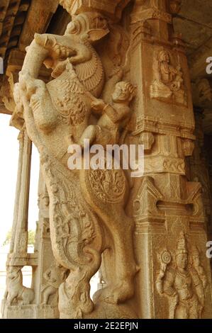 Der Vithala Tempel, Skulpturen, Hampi, Indien, märz 2008.Hampi ist ein Dorf im Karnataka Staat in Indien. Es befindet sich innerhalb der Mauern der zerstörten Stadt Vijayanagara, 500 Denkmäler rund um einen riesigen Granit Chaos verstreut. Tempel Vithala, Skulpturen, Hampi, Inde, mars 2008. Hampi est un Village de l'Etat du Karnataka en Inde. Il est situe à l'Interieur de l'enceinte de la ville en ruine de Vijayanagara, 500 Monumente dissemines dans un immense Chaos granitique. Foto von David Lefranc/ABACAPRESS.COM Stockfoto