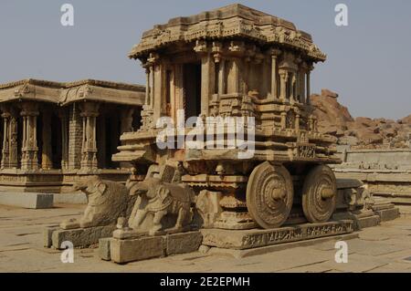 Der Vithala Tempel, Hampi, Indien, märz 2008. Hampi ist ein Dorf im Bundesstaat Karnataka in Indien. Es befindet sich innerhalb der Mauern der zerstörten Stadt Vijayanagara, 500 Denkmäler rund um einen riesigen Granit Chaos verstreut.Temple Vithala, Hampi, Inde, mars 2008. Hampi est un Village de l'Etat du Karnataka en Inde. Il est situe à l'Interieur de l'enceinte de la ville en ruine de Vijayanagara, 500 Monumente dissemines dans un immense Chaos granitique. Foto von David Lefranc/ABACAPRESS.COM Stockfoto