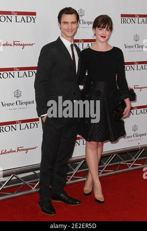 Harry Lloyd und Alexandra Roach besuchen am 13. Dezember 2011 die Premiere von "The Iron Lady" im Ziegfeld Theater in New York City, New York, USA. Foto von Elizabeth Pantaleo/ABACAPRESS.COM Stockfoto