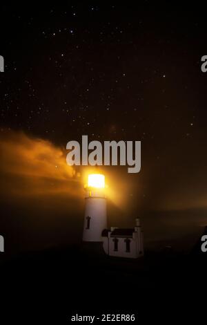 WA19151-00...WASHINGTON - North Head Leuchtturm bei Nacht, wenn der Nebel vor dem Pazifik im Cape Disappointment State Park hereinrollt. Stockfoto