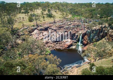 Landschaftlich reizvolle Luftaufnahme der Nigretta Falls in Victoria, Australien Stockfoto