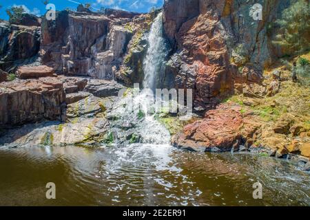 Nigretta Falls auf bunten Felsen in Bochara, Victoria, Australien Stockfoto