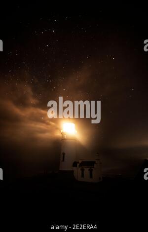 WA19152-00...WASHINGTON - North Head Leuchtturm bei Nacht, wenn der Nebel vor dem Pazifik im Cape Disappointment State Park hereinrollt. Stockfoto