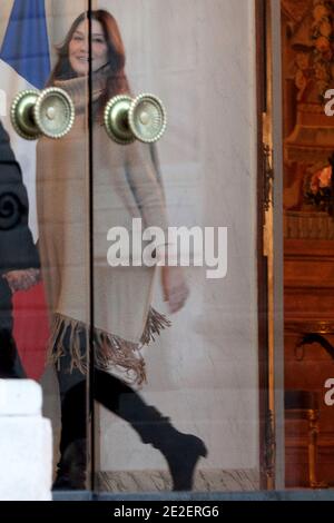 Die französische First Lady Carla Bruni-Sarkozy wird nach der Weihnachtsfeier am 14. dezember 2011 im Elysée-Palast in Paris gesehen. Foto von Stephane Lemouton/ABACAPRESS.COM Stockfoto