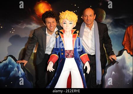 Der Vorsitzende von Method Animation Aton Soumache und Antoine de Saint Exupery, der kleine Neffe Olivier d'Agay, enthüllen am 14. Dezember 2011 das Wachsfigurenkabinett "Le Petit Prince" im Musée Grevin in Paris. Foto von Giancarlo Gorassini/ABACAPRESS.COM Stockfoto