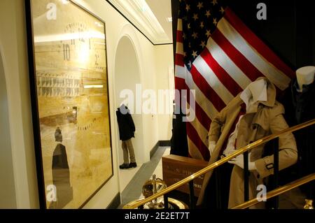 'Banana Republic', ein Geschäftsbereich der in San Francisco ansässigen Gap Inc., hat am 11. Dezember 2011 seinen ersten Flagship-Store in Frankreich in der Avenue des Champs-Elysees in Paris eröffnet. Foto von Alain Apaydin/ABACAPRESS.COM Stockfoto