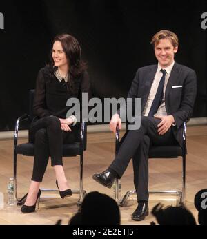 Die Schauspieler Michelle Dockery und Dan Stevens besuchen am 15. Dezember 2011 die Sondervorführung der zweiten Staffel der preisgekrönten Drama-tv-Serie "Downton Abbey" im Times Center in New York City, NY, USA. Downton Abbey hat vier Nominierungen für den Golden Globe Award eingezeichnet. Foto von Charles Guerin/ABACAPRESS.COM Stockfoto