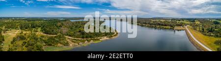 Ultra breites Luftpanorama des Devilbend Reservoir in Victoria, Australien Stockfoto