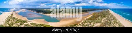 Ultra breites Luftpanorama der Ozeanküste in Australien Stockfoto
