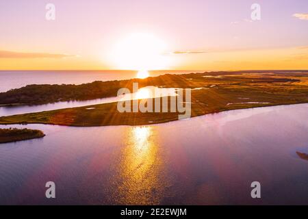 Toller Sonnenuntergang über der Küste des Ozeans - Luftaufnahme mit Objektiv Lichtreflexe Stockfoto