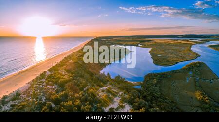 Sonnenuntergang über Meeresstrand und Fluss in Australien - Luftaufnahme Panorama Stockfoto