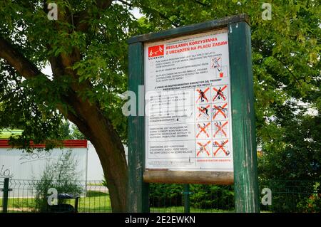 POZNAN, POLEN - 20. Jul 2017: Informationsschild mit Beschreibung am Eingang eines Spielplatzes. Stockfoto