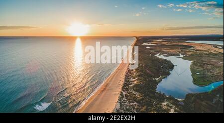 Landschaftlich schöner Sonnenuntergang über dem Meeresstrand in Australien - Luftpanorama Stockfoto