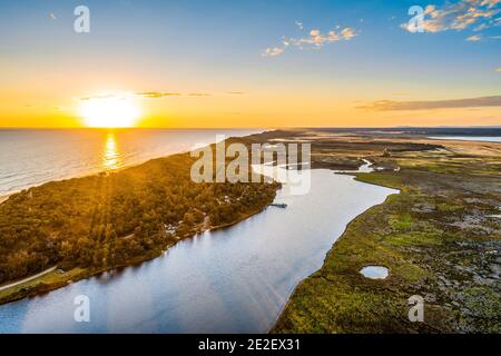 Atemberaubender Sonnenuntergang über der Meeresküste - Luftaufnahme Stockfoto