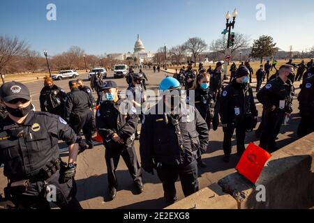 Washington, DC, USA, 13. Januar 2021. Im Bild: Capitol Police traf Shutdown DC's Ausschluss Alle Faschisten protestierten mit einer überwältigenden Anzahl von Offizieren, die Demonstranten aus den offenen öffentlichen Bereichen des Capitols stießen und ihr First Amendment Recht auf freie Meinungsäußerung verletzten. Die Demonstranten schrieben die Namen der Vertreter und Senatoren, die gegen die Bestätigung der Ergebnisse der Präsidentschaftswahlen am 6. Januar Einspruch erhoben hatten, auf drei große Transparente. Die Banner riefen zur Vertreibung aller Faschisten aus dem Kongress auf. Kredit: Allison C Bailey/Alamy Live Nachrichten Stockfoto