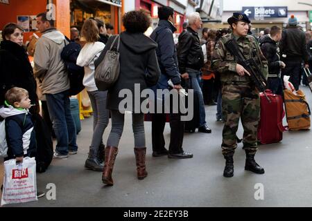 Militärangehörige nimmt an Vigipirate Teil, Patrouille im Bahnhof als französischer Verteidigungsminister prüft Gerard Longuet Soldaten, die am 20. dezember 2011 im Rahmen des französischen nationalen Sicherheitswarnsystems "Plan Vigipirate" bei der Montparnasse-Eisenbahn in Paris eingesetzt wurden. Foto von Stephane Lemouton/ABACAPRESS.COM Stockfoto