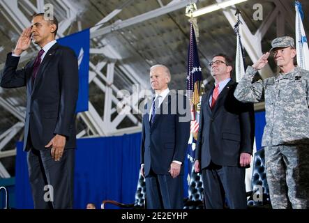 Präsident Barack Obama nimmt an einer Zeremonie Teil, die von Vizepräsident Joe Biden (L bis R) Die stellvertretende Verteidigungsministerin Ashton Carter und der Vorsitzende der Joint Chiefs of Staff General Martin Dempsey, um die Rückkehr der US-Streitkräfte-Irak Farben und das Ende des Irak-Krieges auf der Joint Base Andrews in Maryland, USA am 20. Dezember 2011 zu markieren. Die letzten verbliebenen US-Truppen verließen den Irak am 18. Dezember und endeten offiziell den fast neunjährigen Krieg. Foto von Kristoffer Tripplaar/Pool/ABACAPRESS.COM Stockfoto