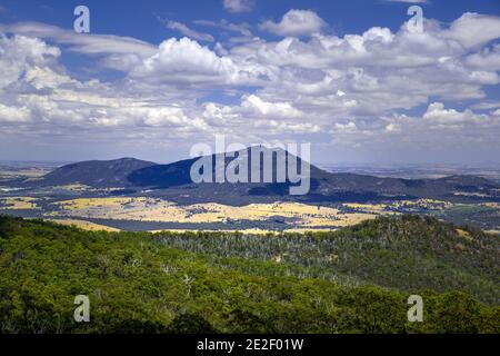 Blick vom Ben Nevis Firetower Aussichtspunkt - australische Landschaft mit Windpark in der Ferne Stockfoto