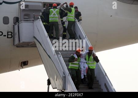 Rettungskräfte demonstrieren ihre Fähigkeiten bei einer umfassenden Übung am internationalen Flughafen Allama Iqbal. Civil Aviation Authority organisierte die Übung, um die Angemessenheit der Flughafen Notfall-und Land-Situation zu überprüfen pakistanische Kräfte Kampf gegen Terroristen vor kurzem Militanten Angriff auf Mehran Marine-Flugplatz in Karachi Pakistan. In lahore, Pakistan am 29. Dezember 2011. Foto Irfan Ali/ABACAPRESS.COM Stockfoto