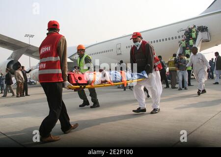 Rettungskräfte demonstrieren ihre Fähigkeiten bei einer umfassenden Übung am internationalen Flughafen Allama Iqbal. Civil Aviation Authority organisierte die Übung, um die Angemessenheit der Flughafen Notfall-und Land-Situation zu überprüfen pakistanische Kräfte Kampf gegen Terroristen vor kurzem Militanten Angriff auf Mehran Marine-Flugplatz in Karachi Pakistan. In lahore, Pakistan am 29. Dezember 2011. Foto Irfan Ali/ABACAPRESS.COM Stockfoto