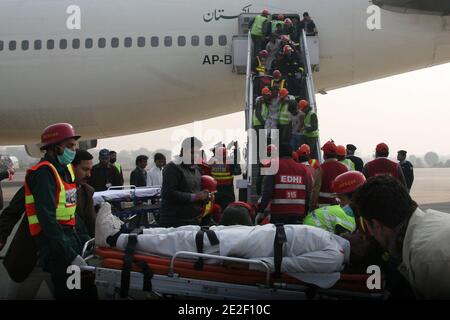 Rettungskräfte demonstrieren ihre Fähigkeiten bei einer umfassenden Übung am internationalen Flughafen Allama Iqbal. Civil Aviation Authority organisierte die Übung, um die Angemessenheit der Flughafen Notfall-und Land-Situation zu überprüfen pakistanische Kräfte Kampf gegen Terroristen vor kurzem Militanten Angriff auf Mehran Marine-Flugplatz in Karachi Pakistan. In lahore, Pakistan am 29. Dezember 2011. Foto Irfan Ali/ABACAPRESS.COM Stockfoto