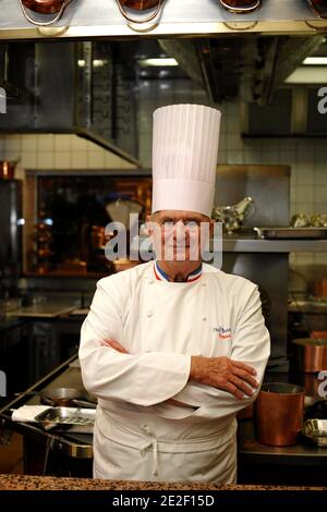 Datei Foto - Paul Bocuse Pose Devant Son Restaurant IN Lyon ( Collonges Au Mont D'Or . Foto von APS-Medias/ABACAPRESS.COM Stockfoto