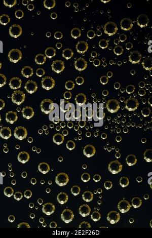 Goldene Luft bläht auf einer flachen Oberfläche Stockfoto