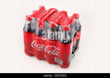 HUETTENBERB, DEUTSCHLAND 2020-12-17: Coca Cola Flaschen auf weißem Hintergrund. Coca-Cola ist ein kohlensäurehaltiges Erfrischungsgetränk, das in Geschäften auf der ganzen Welt verkauft wird. Stockfoto