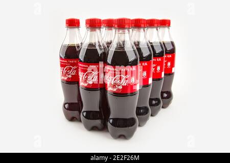 HUETTENBERB, DEUTSCHLAND 2020-12-17: Coca Cola weihnachtsflaschen auf weißem Hintergrund. Coca-Cola ist ein kohlensäurehaltiges Erfrischungsgetränk, das in Geschäften durch verkauft wird Stockfoto