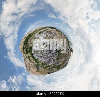 Felsenlandschaft am Meer mit Berg auf kroatischer Insel krk als kleines Planetenpanorama Stockfoto
