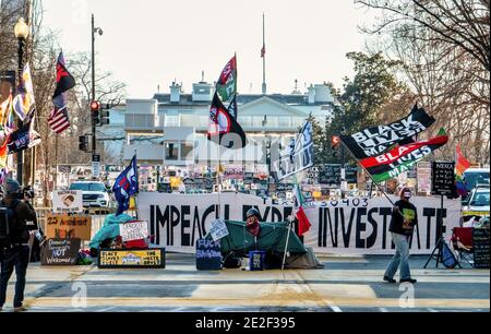Demonstranten auf Black Lives Matter Plazal in Washington D.C. mit dem Weißen Haus im Hintergrund am 13. Januar 2021 gesperrt. Stockfoto