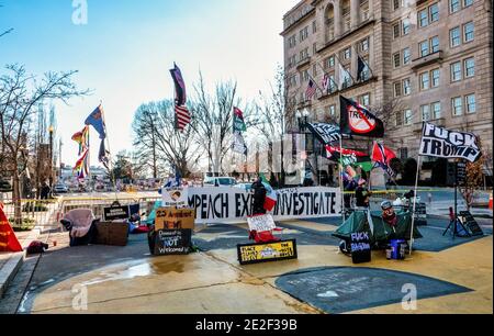 Demonstranten auf Black Lives Matter Plazal in Washington D.C. mit dem Weißen Haus im Hintergrund am 13. Januar 2021 gesperrt. Stockfoto