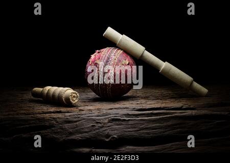 Cricket Ball und Wickets noch Leben close-up auf einer sehr Textur Holzoberfläche. Lager Stockfoto