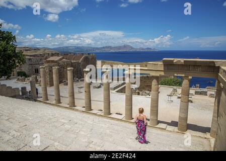 Der hohe Winkel des Touristen, der in der Festung steht Blick auf den wunderschönen Ozean Stockfoto