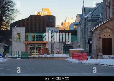 Ottawa, Ontario, Kanada - 8. Januar 2021: Die Elgin Street Eingang zum Ottawa City Hall, wo die Parkgarage Rampe führt zur Registrierung für driv Stockfoto