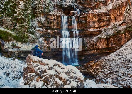 Schöner Wasserfall Vallesinella im Herbst im Nationalpark Adamello-Brenta,Trentino Italien Dolomiten Stockfoto