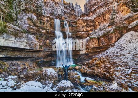 Schöner Wasserfall Vallesinella im Herbst im Nationalpark Adamello-Brenta,Trentino Italien Dolomiten Stockfoto