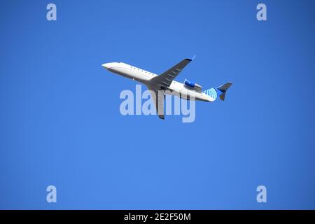 FRESNO, USA - 30. Dez 2020: Ein Foto von United Airlines im Flug gegen einen strahlend blauen Himmel an einem sonnigen Tag Stockfoto