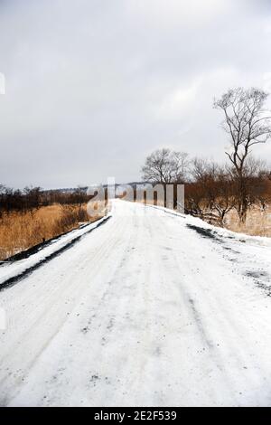 Überquerung der Bahnstrecke der Nemuro-Linie in Hokkaido, Japan. Stockfoto