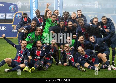 Lens, Frankreich. Januar 2021. Marquinhos, Kapitän des Paris Saint-Germain Teams, Angel Di Maria, Mauro Icardi, Kylian Mbappe und Spieler von Paris Saint-Germain feiern mit der Trophäe nach dem Champions Trophy Spiel zwischen Paris Saint-Germain und Olympique de Marseille im Stade Bollaert-Delelis, am 13. Januar 2021 in Lens, FrankreichFoto von David Niviere/ABACAPRESS.COM Quelle: Abaca Press/Alamy Live News Stockfoto