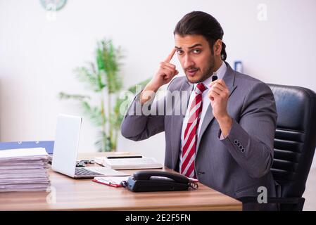 Männlicher Mitarbeiter, der Flash-Laufwerk in den Laptop einsteckt Stockfoto