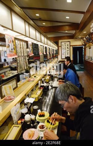 Ein traditionelles Sushi-Restaurant in Nemuro, Hokkaido, Japan. Stockfoto