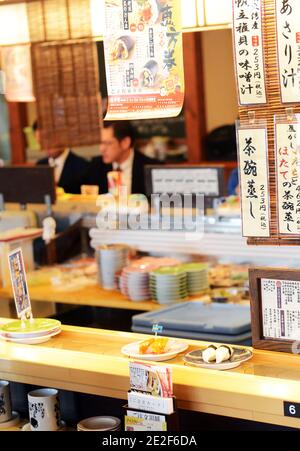 Ein traditionelles Sushi-Restaurant in Nemuro, Hokkaido, Japan. Stockfoto