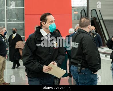 New York, Usa. Januar 2021. NYS Department of Health Commissioner Dr. Howard Zucker kommt zur Eröffnung der Impfstelle im Jacob Javits Center. Gesundheitspersonal, medizinische Prüfer, Bestattungsarbeiter, Kröner, wesentliche Arbeiter, Polizisten, Feuerwehrleute, Menschen über 65 und mehr im Moment berechtigt, um Impfung in New York State zu bekommen. (Foto von Lev Radin/Pacific Press) Quelle: Pacific Press Media Production Corp./Alamy Live News Stockfoto