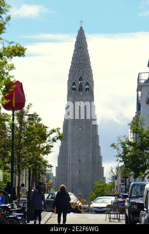 Reykjavik, Island - 20. Juni 2019 - der Blick auf Hallgrimskirkjachurch von der Innenstadt Stockfoto